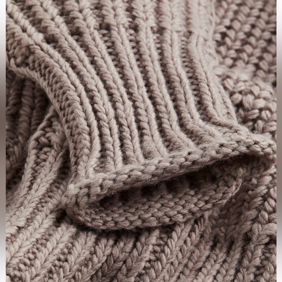 H&M Cream Turtleneck Sweater - Picture 2 of 8